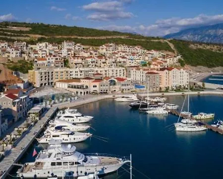 アパート Vacation House At Lustica Bay In Montenegro ポドゴリツァ